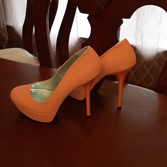 Peach colored heels size 9 - Picture 2 of 2